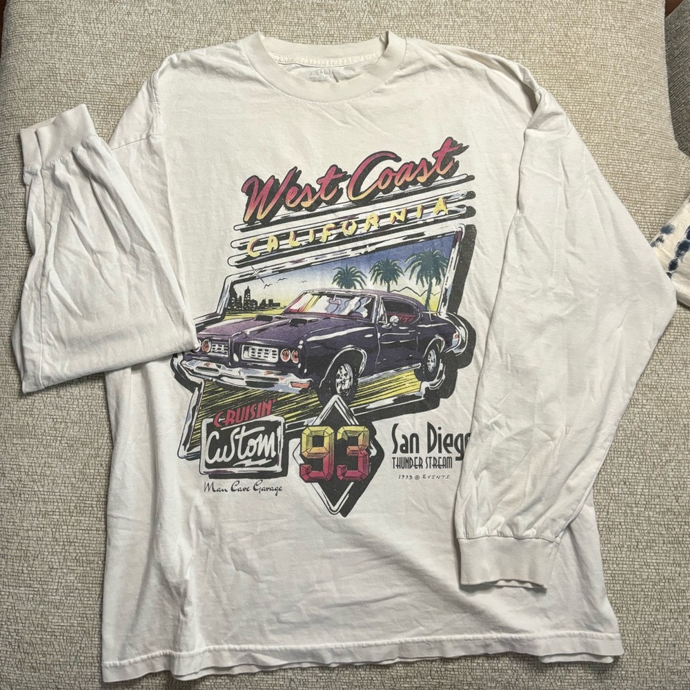 BRANDY MELVILLE GRAPHIC TEE